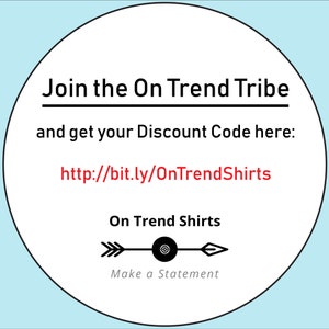 K&ouml;nnte beinhalten: Ein wei&szlig;er Kreis mit schwarzem Rand enth&auml;lt den Text "Join the On Trend Tribe" und "and get your Discount Code here: http://bit.ly/OnTrendShirts". Unter dem Text befindet sich ein schwarzer Pfeil mit einem Ziel in der Mitte und dem Text "On Trend Shirts" und "Make a Statement".