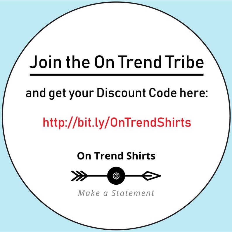K&ouml;nnte beinhalten: Ein wei&szlig;er Kreis mit schwarzem Rand enth&auml;lt den Text "Join the On Trend Tribe" und "and get your Discount Code here: http://bit.ly/OnTrendShirts". Unter dem Text befindet sich ein schwarzer Pfeil mit einem Ziel in der Mitte und dem Text "On Trend Shirts" und "Make a Statement".