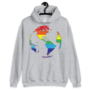 Pode incluir: Uma camisa de moletom cinza com capuz com um gr&aacute;fico de globo terrestre arco-&iacute;ris na frente. O globo &eacute; contornado em preto e os continentes s&atilde;o vis&iacute;veis.