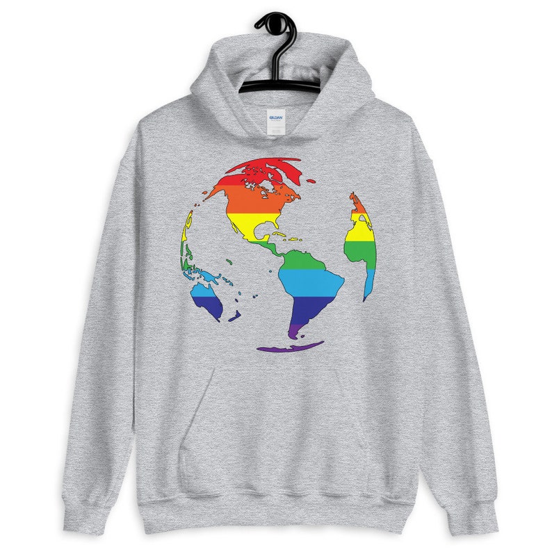 Pode incluir: Uma camisa de moletom cinza com capuz com um gr&aacute;fico de globo terrestre arco-&iacute;ris na frente. O globo &eacute; contornado em preto e os continentes s&atilde;o vis&iacute;veis.