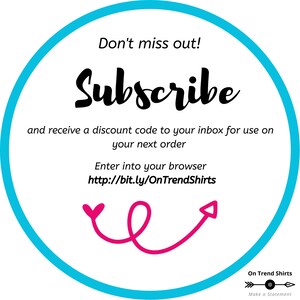 以下が含まれることがあります： 青い円の中に白い文字で「見逃し厳禁！登録して、次回の注文で使用できる割引コードをあなたの受信箱に受け取ろう。あなたのブラウザに http://bit.ly/OnTrendShirts を入力してください。」と書かれています。ピンクの矢印が右を指しています。円の底には「On Trend Shirts Make a Statement」という文字があります。