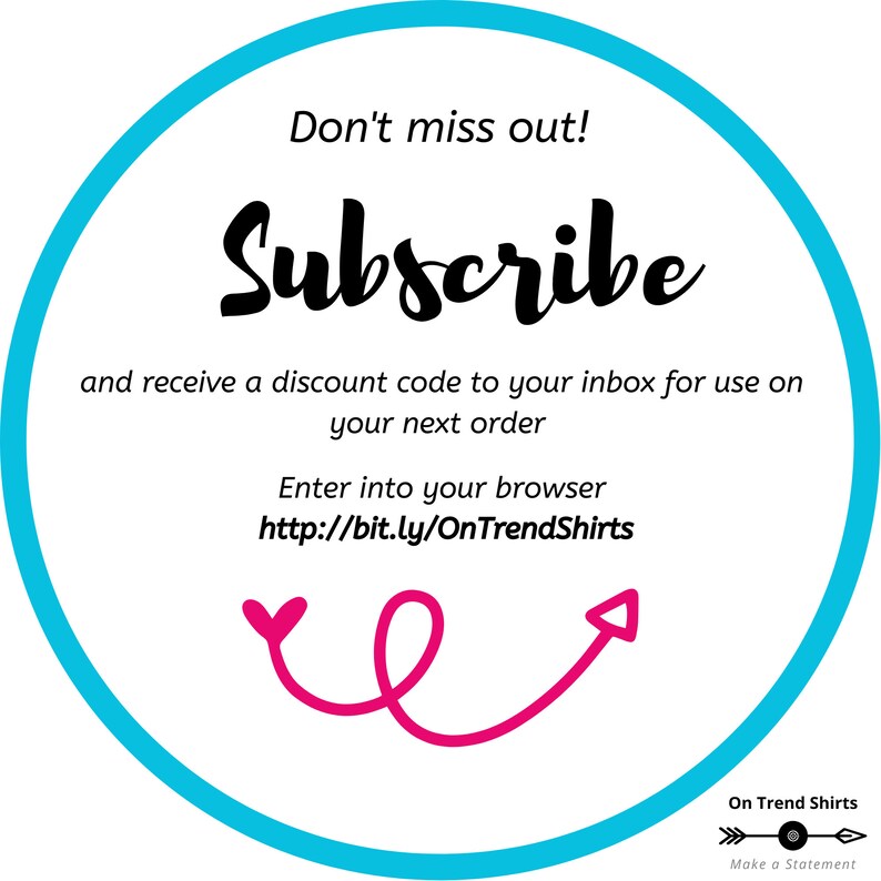 以下が含まれることがあります： 青い円の中に白い文字で「見逃し厳禁！登録して、次回の注文で使用できる割引コードをあなたの受信箱に受け取ろう。あなたのブラウザに http://bit.ly/OnTrendShirts を入力してください。」と書かれています。ピンクの矢印が右を指しています。円の底には「On Trend Shirts Make a Statement」という文字があります。