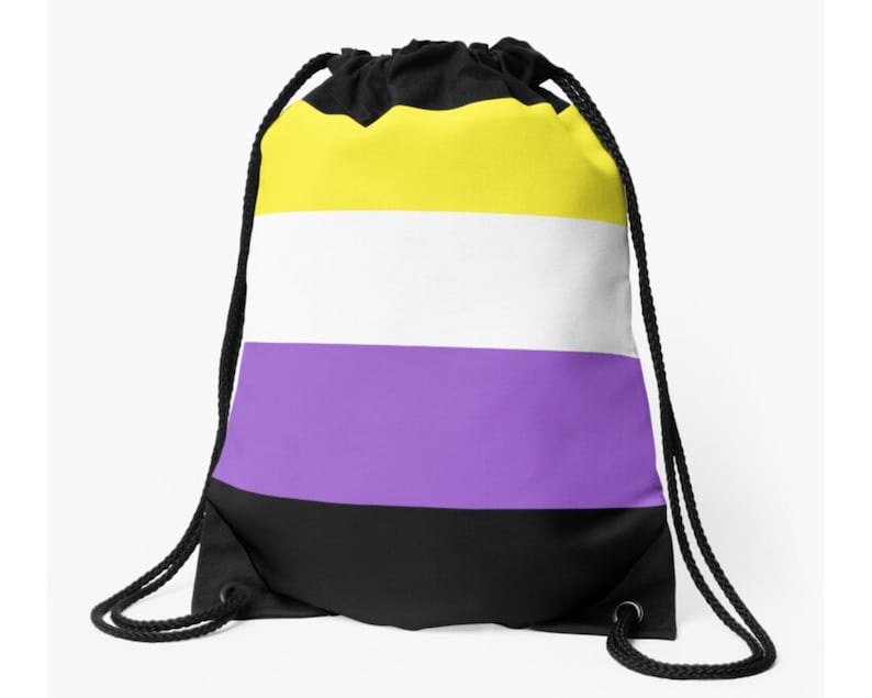 Pode incluir: Uma mochila de cord&atilde;o com um design listrado amarelo, branco, roxo e preto. A mochila &eacute; feita de um tecido macio e dur&aacute;vel e tem um fecho de cord&atilde;o.