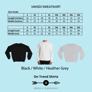 K&ouml;nnte beinhalten: Unisex-Sweatshirt Gr&ouml;&szlig;entabelle in Zoll und Zentimetern. Die Tabelle zeigt die L&auml;nge und Breite des Sweatshirts in verschiedenen Gr&ouml;&szlig;en von S bis 5XL. Die Tabelle wird auf einem hellblauen Hintergrund mit einer Schwarzwei&szlig;illustration eines Ziels mit Pfeilen nach links und rechts angezeigt. Der Text "Make a Statement" befindet sich unter der Illustration. Das Bild zeigt auch drei Sweatshirts in Schwarz, Wei&szlig; und Hellgrau.