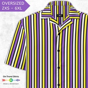 Puede incluir: Camisa de manga corta de gran tamaño con rayas verticales en morado, amarillo, blanco y negro. La camisa tiene cuello de campamento y botones negros. El texto de la imagen dice "OVERSIZED 2XS - 6XL" y "On Trend Shirts. Make a Statement."