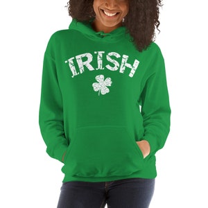 Puede incluir: Sudadera con capucha verde con un gr&aacute;fico blanco desgastado de la palabra "IRISH" y un tr&eacute;bol blanco.