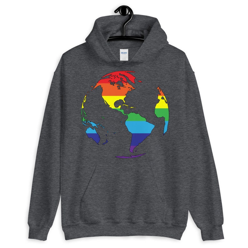 Pode incluir: Uma camisa de moletom cinza escura com capuz com um gr&aacute;fico de globo terrestre arco-&iacute;ris na frente.