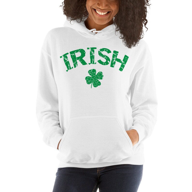 Puede incluir: Sudadera con capucha blanca con un tr&eacute;bol verde y la palabra "IRISH" en una fuente verde desgastada.