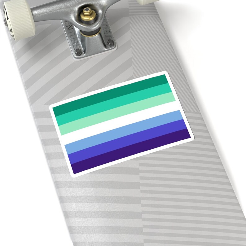 Puede incluir: Una pegatina con la bandera del orgullo genderqueer de seis rayas. La bandera tiene rayas de color turquesa, verde claro, blanco, azul claro, azul y morado.
