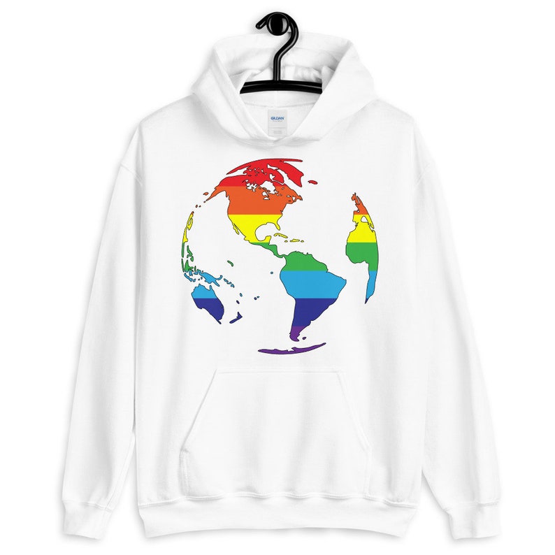 Pode incluir: Moletom branco com capuz com um gr&aacute;fico de globo terrestre arco-&iacute;ris na frente. O globo &eacute; contornado em preto e as cores do arco-&iacute;ris s&atilde;o vermelho, laranja, amarelo, verde, azul, &iacute;ndigo e violeta.
