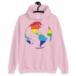 Pode incluir: Camisola de capuz rosa com um gr&aacute;fico de mapa do mundo arco-&iacute;ris.