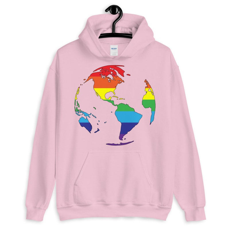 Pode incluir: Camisola de capuz rosa com um gr&aacute;fico de mapa do mundo arco-&iacute;ris.