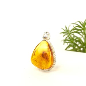 Reicher Cognac Baltischer Bernstein Anhänger in Sterling Silber | Dreieck Tropfen Schmuck | Natürliche Einschlüsse | Einzigartiges Bernstein Geschenk für Sie