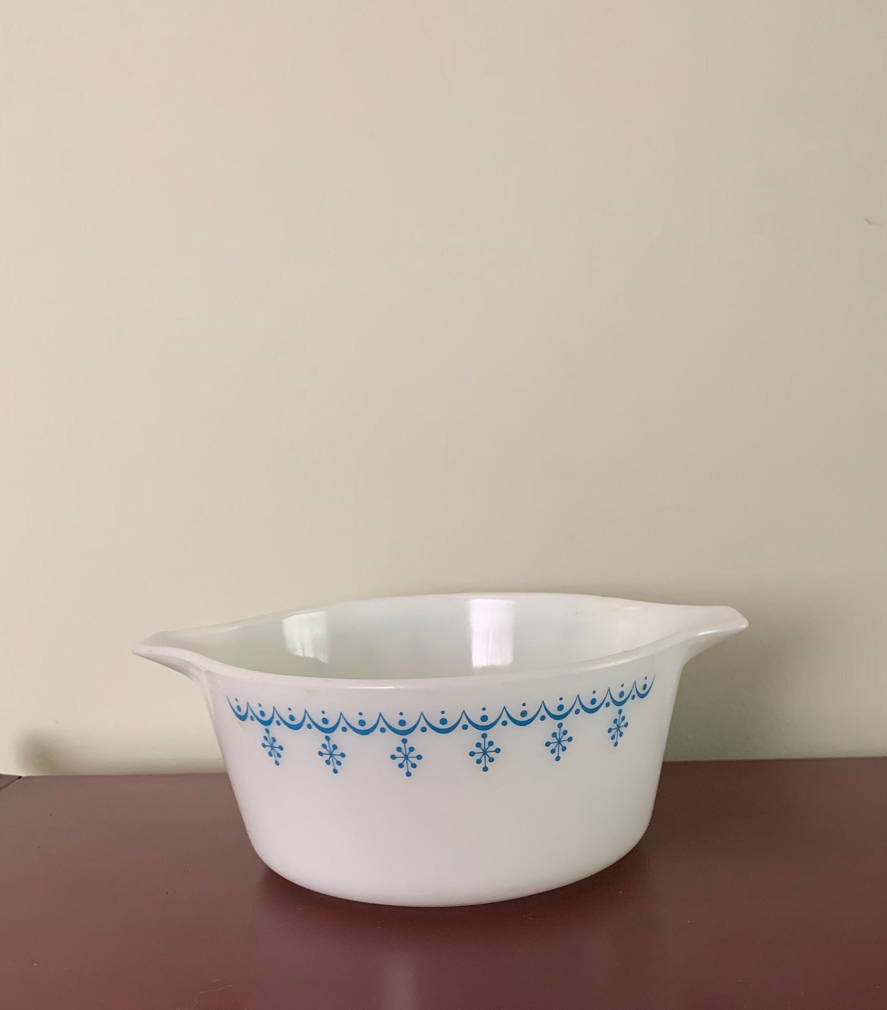 guirlande de flocons neige en pyrex no 474 b 1 1/2 qt - guirlande cendrillon cocotte vintage excellent état sans couvercle -