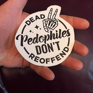 Vinylsticker dode pedo's doen geen recidive: vier de dood van mijn dader en doneer geld om mensenhandel te bestrijden