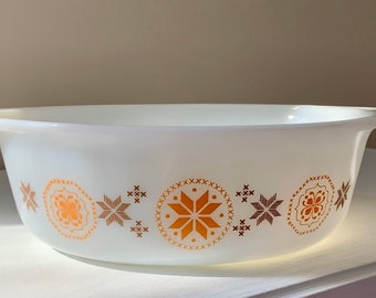 Pyrex town and country casserole dish - vintage milk glass - cookware - vintage kitchen - 2.5 quart