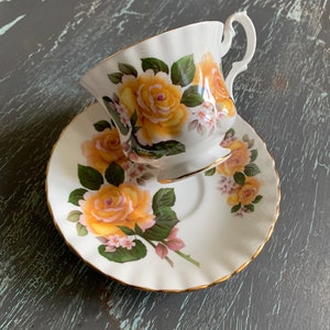 Royal Albert yellow primrose teacup and saucer - Scalloped gold trim saucer - mint condition
