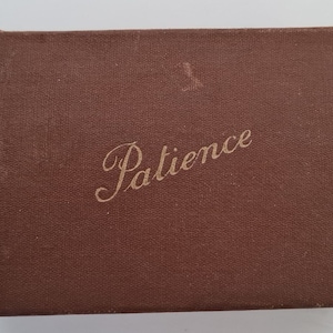Vintage Patience Game Mini Cards in Case by Wills 1933./2 sets de pequeñas cartas de juego más folletos art déco en caja.