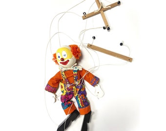 Marioneta de payaso de madera antigua. Títeres de teatro para niños. Marioneta de hilo.