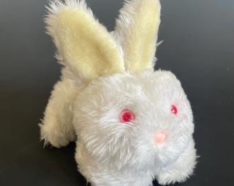 赤目の白いウサギのぬいぐるみ、イースターバニーのぬいぐるみ