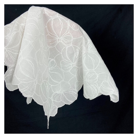 Emanuel Ungaro white cotton embroidered napkin with floral ribbon pattern.