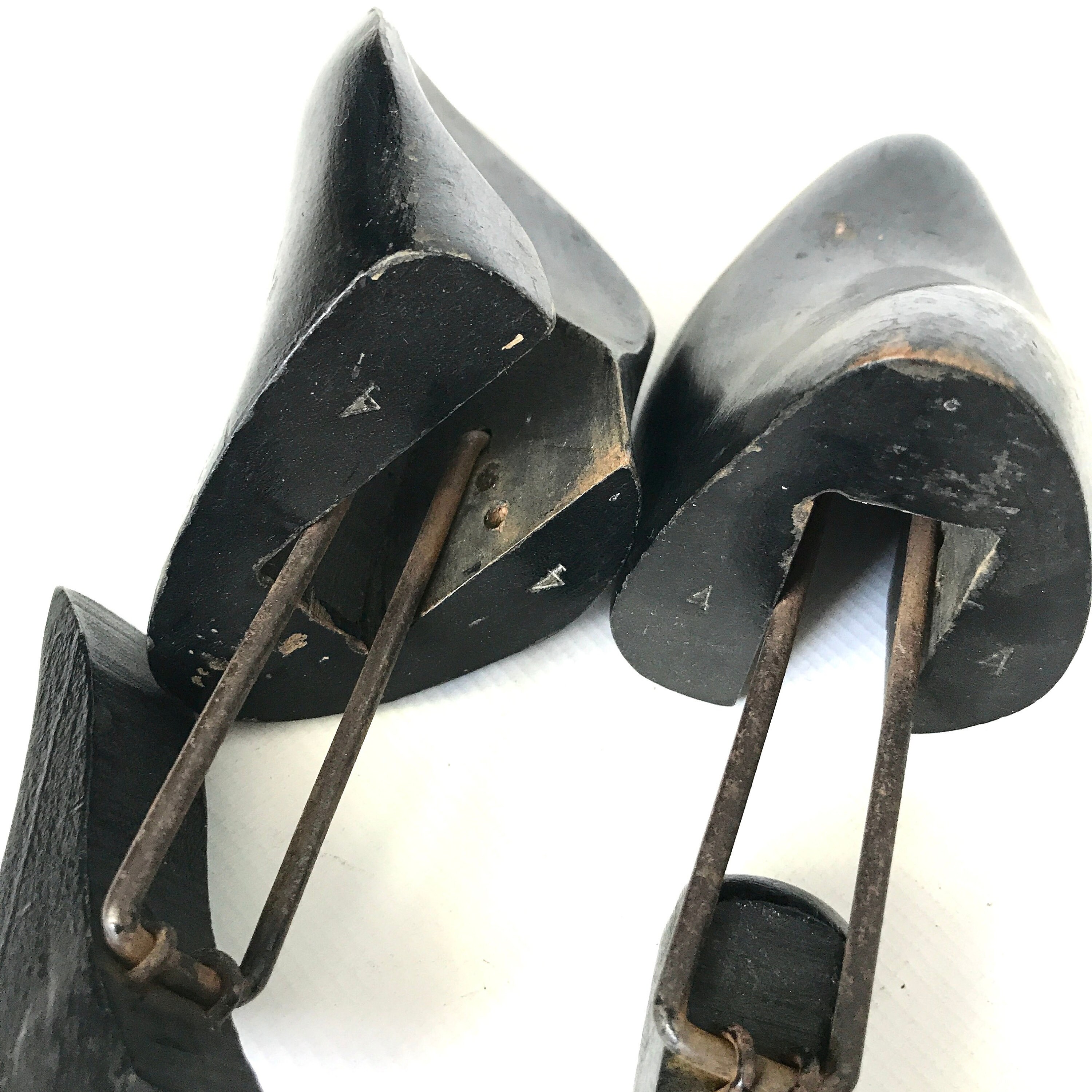 Un par de árboles de zapatos plegables de madera pintados de | Etsy
