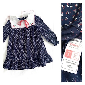 80s vintage cherry pattern baby girl dress. Navy blue cotton smock dress with Peter Pan collar. Little girl dress. 3 year