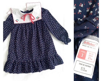 80s vintage cherry pattern baby girl dress. Navy blue cotton smock dress with Peter Pan collar. Little girl dress. 3 year