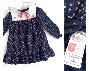 Robe de bébé fille à motif de cerise vintage des années 80. Robe smock en coton bleu marine avec col Peter Pan. Robe de petite fille. 3 ans