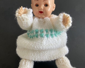 Muñeca bebé recién nacida vintage de los años 60 con vestido tejido a mano de Agrespoly. 19 cm