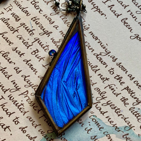 Médaillon aile de papillon bleu Morpho avec collier de pierres précieuses en pyrite