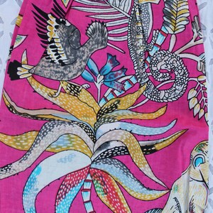 Peut inclure: Tissu rose vif avec un imprim&eacute; tropical repr&eacute;sentant des oiseaux, des palmiers et divers feuillages. Le motif comprend des &eacute;l&eacute;ments jaunes, bleus, blancs et gris, cr&eacute;ant un motif d&eacute;taill&eacute; et color&eacute;. Id&eacute;al pour les v&ecirc;tements ou la d&eacute;coration int&eacute;rieure.