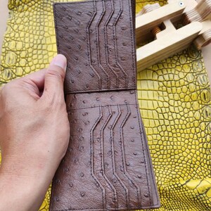 Portafoglio bifold in vera pelle di struzzo MARRONE con fermasoldi per uomo/regali per lui/portafoglio bifold di lusso in pelle/portafoglio sottile personalizzato per uomo