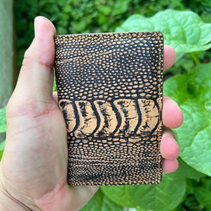 Tarjetero de piel de avestruz auténtica marrón/Tarjetero minimalista/Regalo para papá/Billetera de lujo hecha a mano