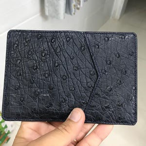 Tarjetero de piel de avestruz auténtica negra/Tarjetero minimalista/Regalo para papá y para él/Tarjetero de lujo hecho a mano