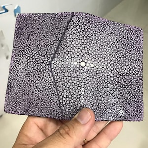 Tarjetero de piel de raya auténtica morada/Tarjetero minimalista/Regalo para ella o para él/Tarjetero hecho a mano