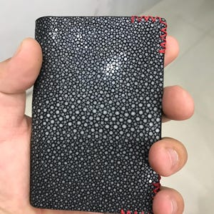 Tarjetero de piel de raya genuina NEGRO/Tarjetero minimalista para tarjetas de visita/Regalo para ella o para él/Tarjetero hecho a mano