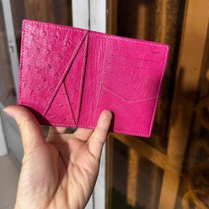 Estuche para tarjetas de piel de avestruz auténtica color ROSA, regalos para ella, billetera de avestruz de lujo, hecha a medida, regalos para mamá, billetera delgada para tarjetas, regalo hecho a mano