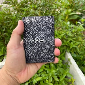 SCHWARZ Echtes Stingray Leder Kreditkartenetui / Minimalistischer Visitenkartenhalter Kartenetui / Geschenk für Sie, Ihn / Handgefertigte Brieftasche Karte
