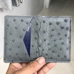Tarjetero de piel de avestruz auténtica color gris/Tarjetero minimalista para tarjetas de visita/Regalos para papá y para él/Tarjetero de lujo hecho a mano