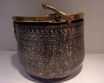 chaudron en cuivre ciselé