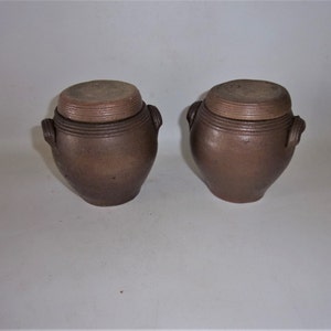 ensemble de deux petits pots en grès
