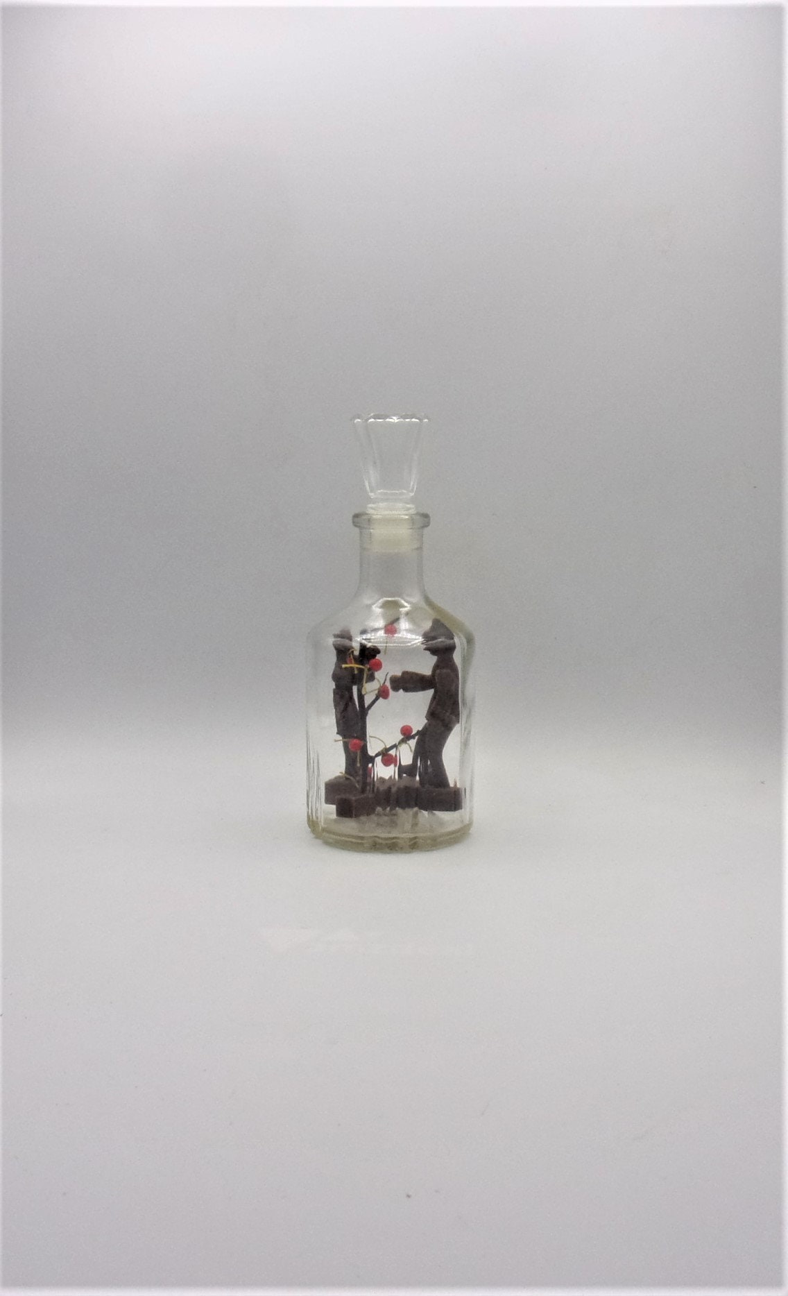 Carafe à Liqueur avec Personnages en Bois