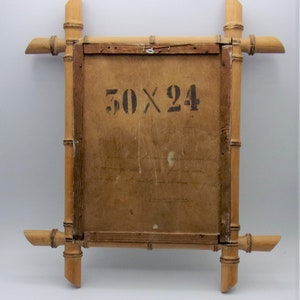 Puede incluir: Un marco de fotos de madera de bamb&uacute; con un respaldo de papel marr&oacute;n. El marco mide 30 x 24 pulgadas y tiene un aspecto r&uacute;stico y vintage.