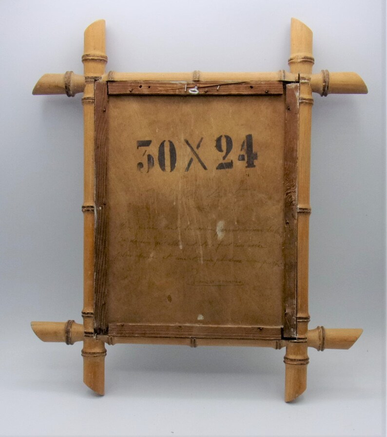 Puede incluir: Un marco de fotos de madera de bamb&uacute; con un respaldo de papel marr&oacute;n. El marco mide 30 x 24 pulgadas y tiene un aspecto r&uacute;stico y vintage.