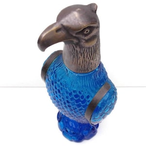 Jolie karafka bleutée à tête d&#39;aigle