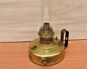 ancienne lampe à pétrole abeille