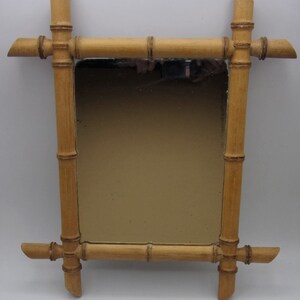 Puede incluir: Un espejo rectangular con un marco de madera natural de bamb&uacute;. El marco est&aacute; hecho de varias piezas de bamb&uacute; que se unen para crear un dise&ntilde;o decorativo.