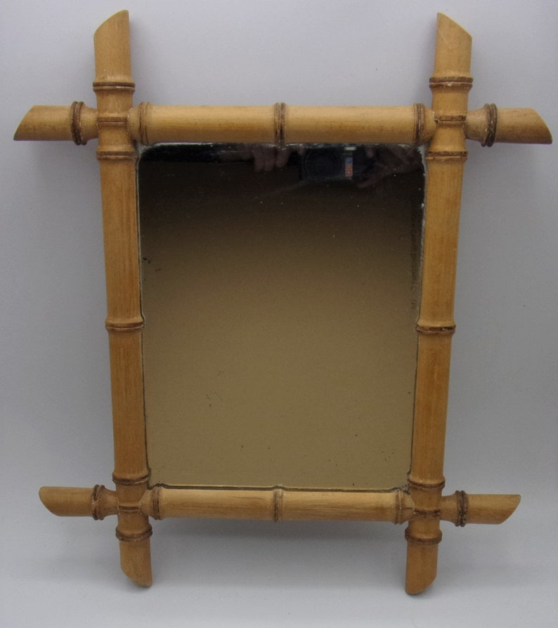Puede incluir: Un espejo rectangular con un marco de madera natural de bamb&uacute;. El marco est&aacute; hecho de varias piezas de bamb&uacute; que se unen para crear un dise&ntilde;o decorativo.