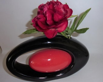 vase design ovale, rouge et noir